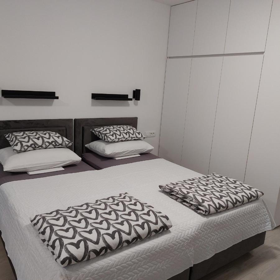 Apartments Sindy And Mendy With Parking Space In The Garage ดูบรอฟนิก ภายนอก รูปภาพ